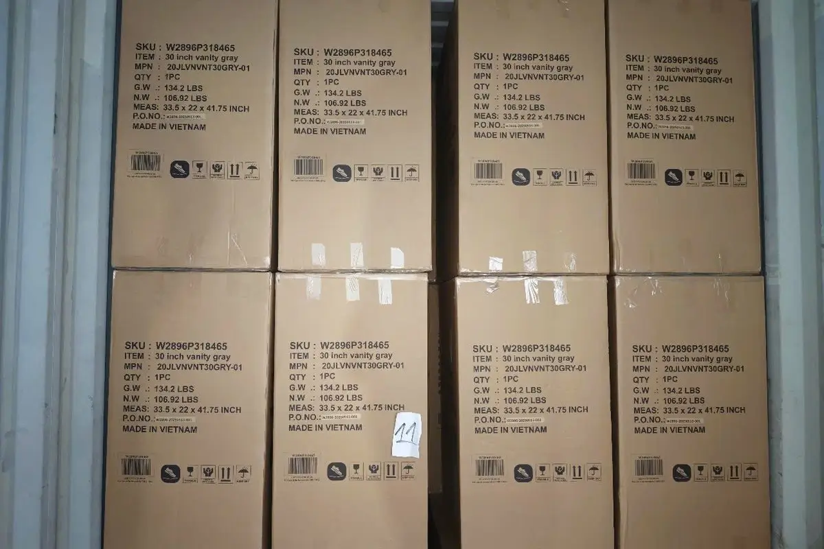 Traditional assembled 30-inch bathroom vanity boxes loaded in 40HC container — 135 units per container